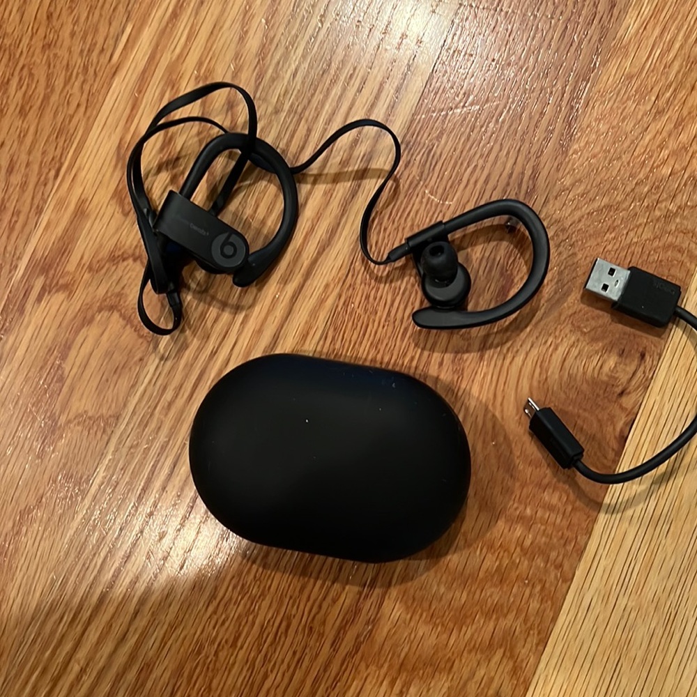 Beats earphones, case & charging cable